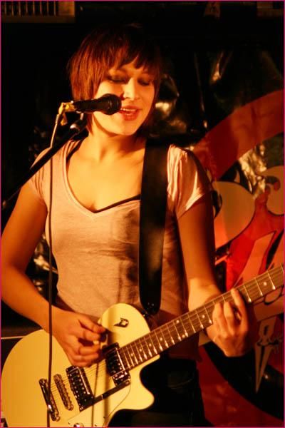 Sophie Skills (guit, voc) Sophie Skills (guit, voc)