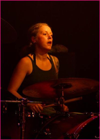 Caroline Dynamite (dr, voc) Caroline Dynamite (dr, voc)